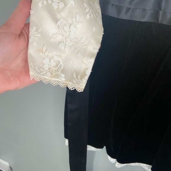 Jessica McClintock x Vintage Toddler Pearl & Lace Dress - Picture 10 of 13